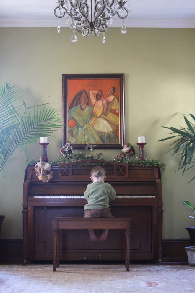 Modelo de salón con rincón musical clásico de tamaño medio con paredes verdes