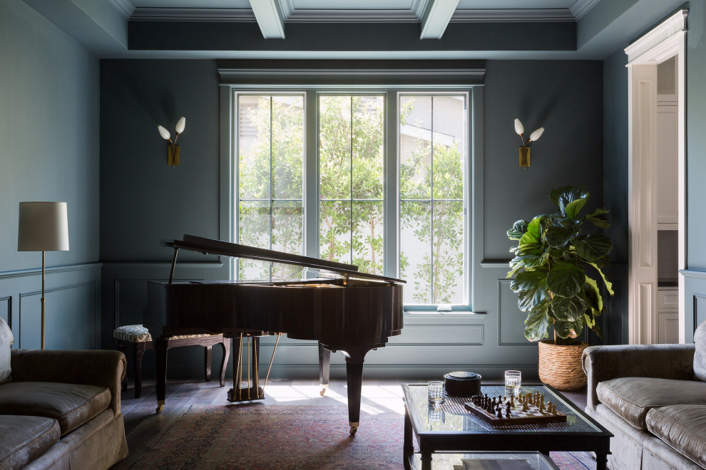 Modelo de salón con rincón musical cerrado clásico renovado grande sin chimenea con paredes azules, suelo de madera oscura, suelo marrón, casetón y panelado