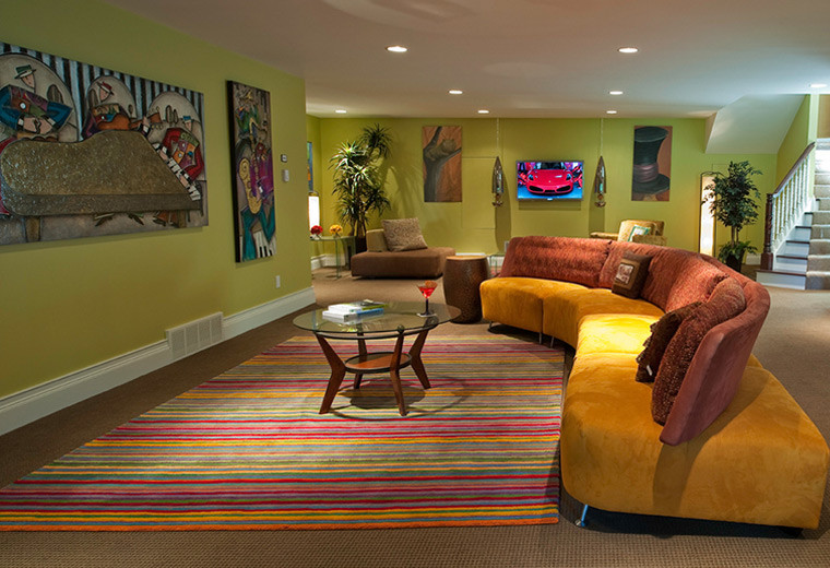 На фото: большая изолированная гостиная комната в стиле фьюжн с зелеными стенами, ковровым покрытием и телевизором на стене без камина с