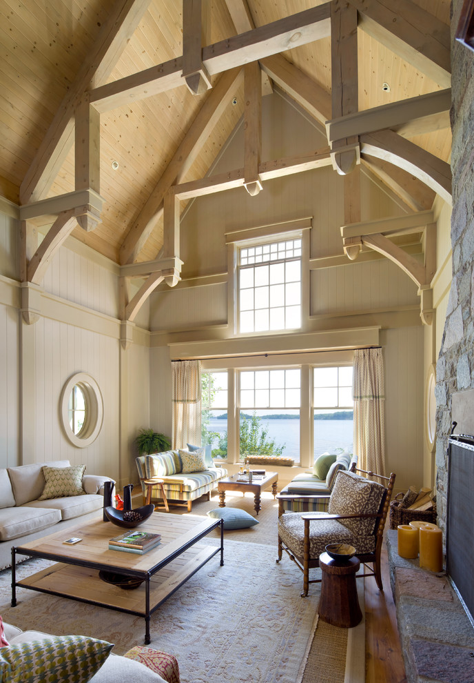 Inspiration pour un salon marin avec un mur beige, une cheminée standard et un manteau de cheminée en pierre.