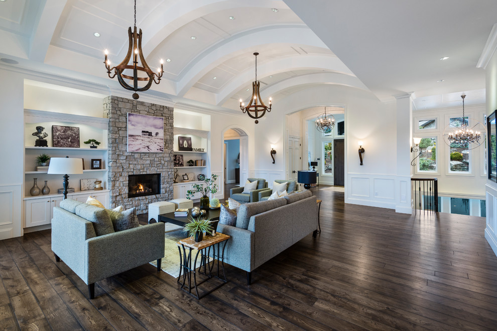 Geräumiges, Offenes Klassisches Wohnzimmer mit weißer Wandfarbe, braunem Holzboden und braunem Boden in Vancouver