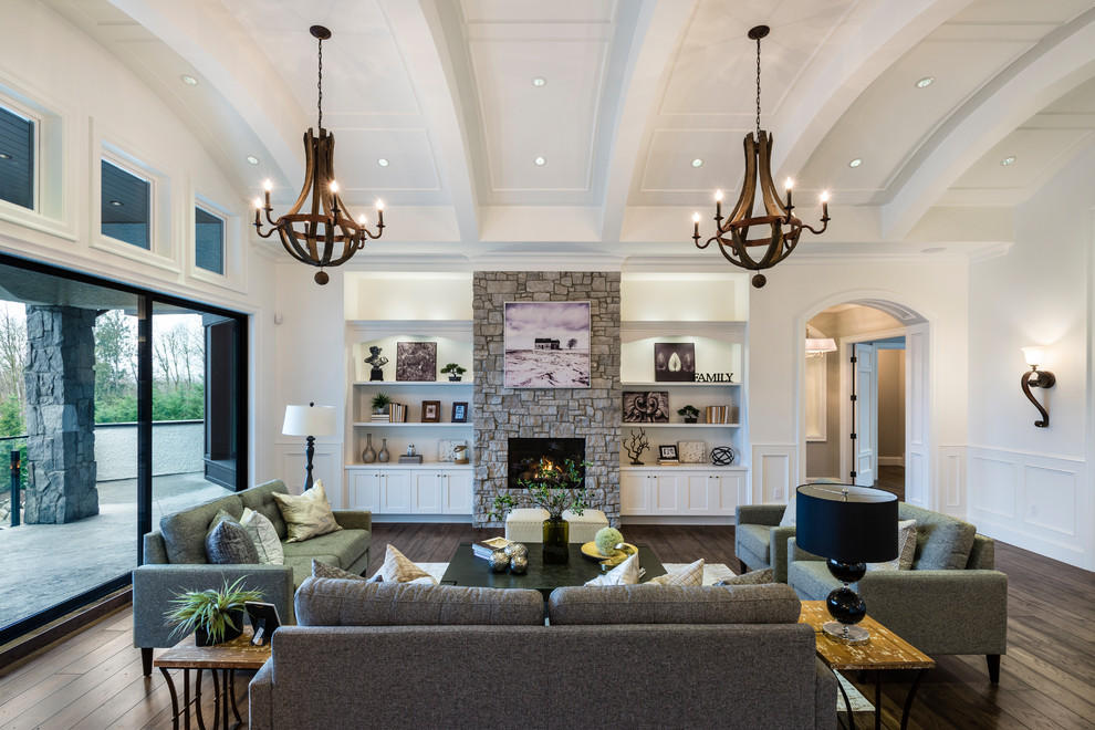 Esempio di un ampio soggiorno classico aperto con pareti bianche, pavimento in legno massello medio e pavimento marrone
