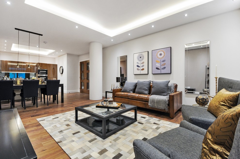 Offenes Modernes Wohnzimmer mit weißer Wandfarbe, braunem Holzboden und braunem Boden in London