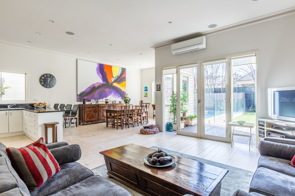 Elegant living room photo in Melbourne
