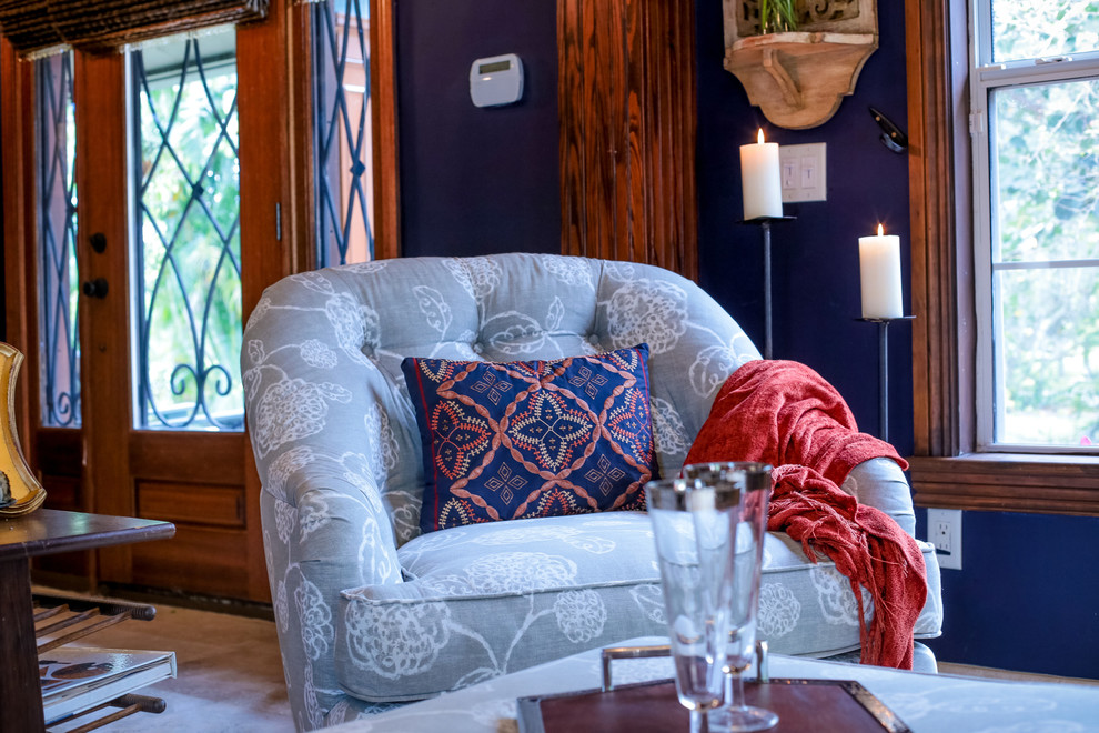 Immagine di un soggiorno boho chic di medie dimensioni e aperto con pareti viola e TV a parete