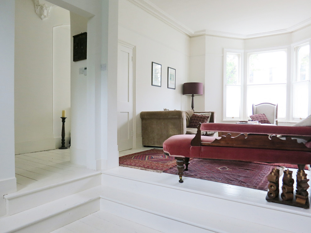 Источник вдохновения для домашнего уюта: гостиная комната в викторианском стиле с белыми стенами, белым полом и эркером