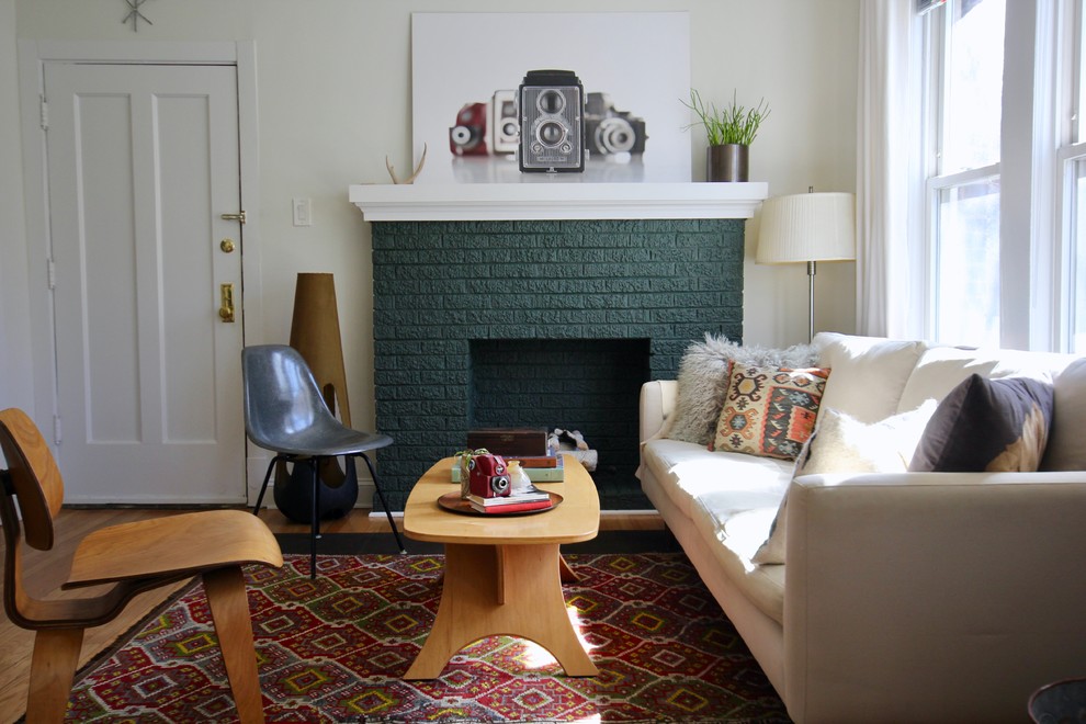 Mittelgroßes, Fernseherloses, Offenes Eklektisches Wohnzimmer mit grauer Wandfarbe, braunem Holzboden, Kamin und Kaminumrandung aus Backstein in Chicago