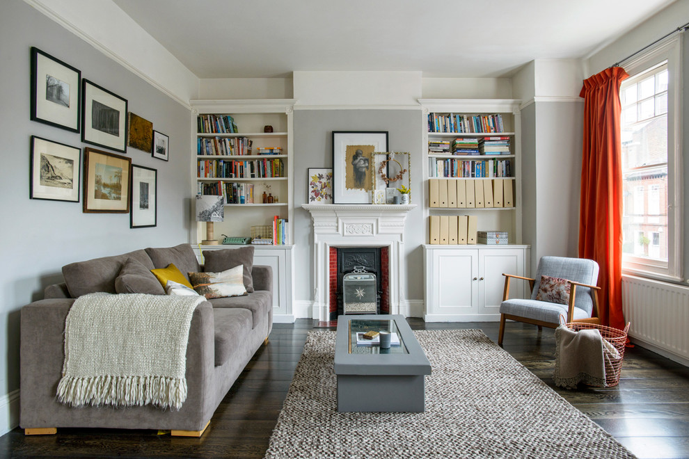 Großes Klassisches Wohnzimmer mit grauer Wandfarbe, dunklem Holzboden und gefliester Kaminumrandung in London