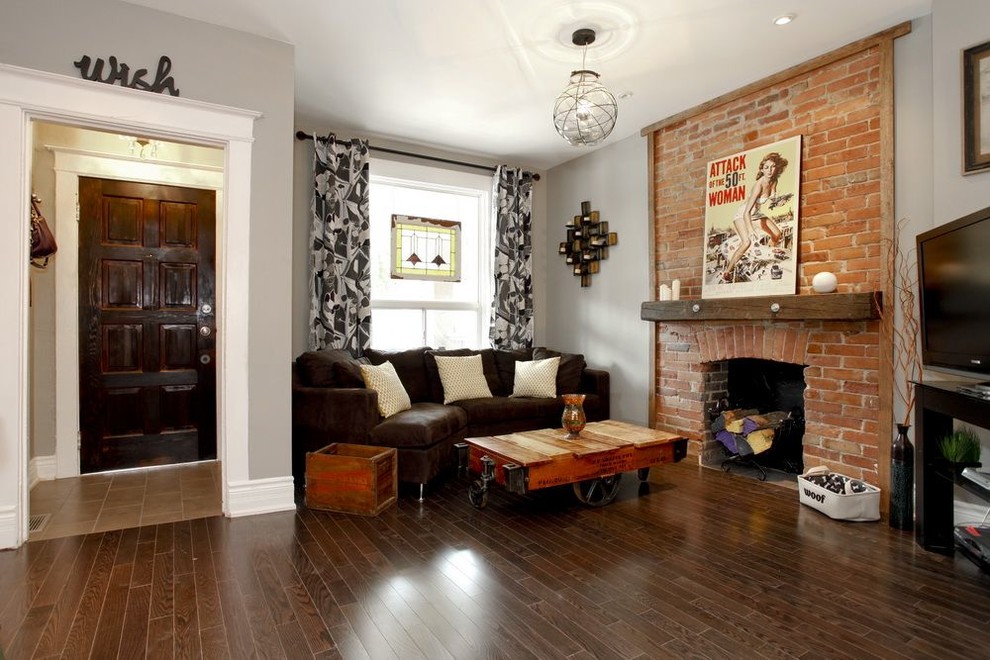 На фото: гостиная комната в стиле фьюжн с серыми стенами и коричневым диваном