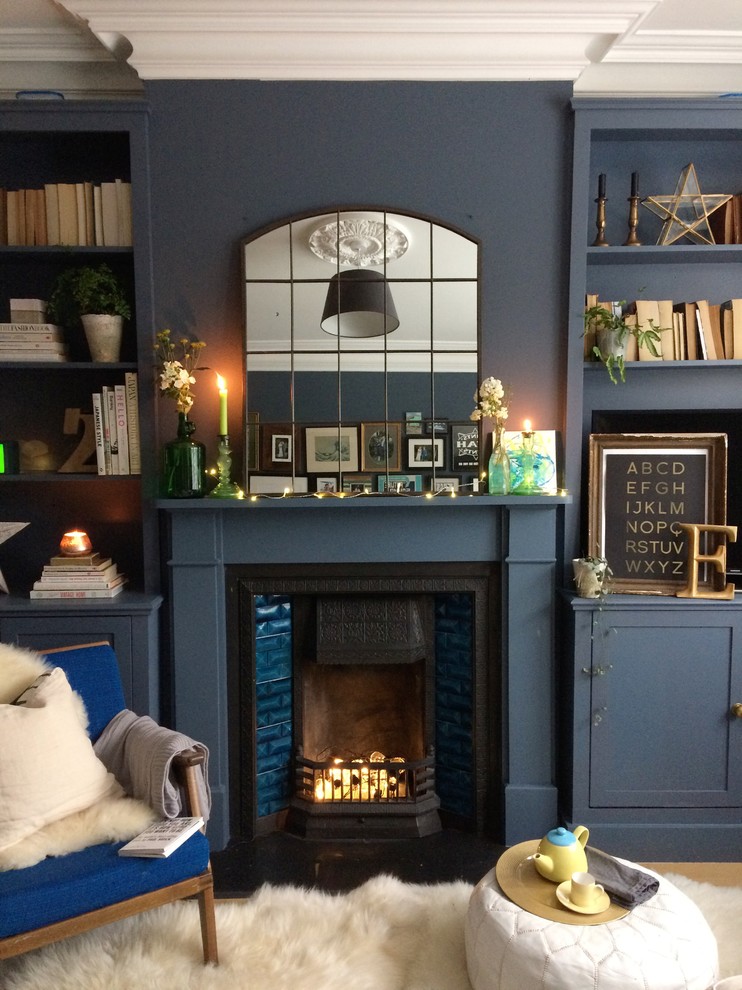 Mittelgroßes, Repräsentatives, Abgetrenntes Klassisches Wohnzimmer mit blauer Wandfarbe und verstecktem TV in London