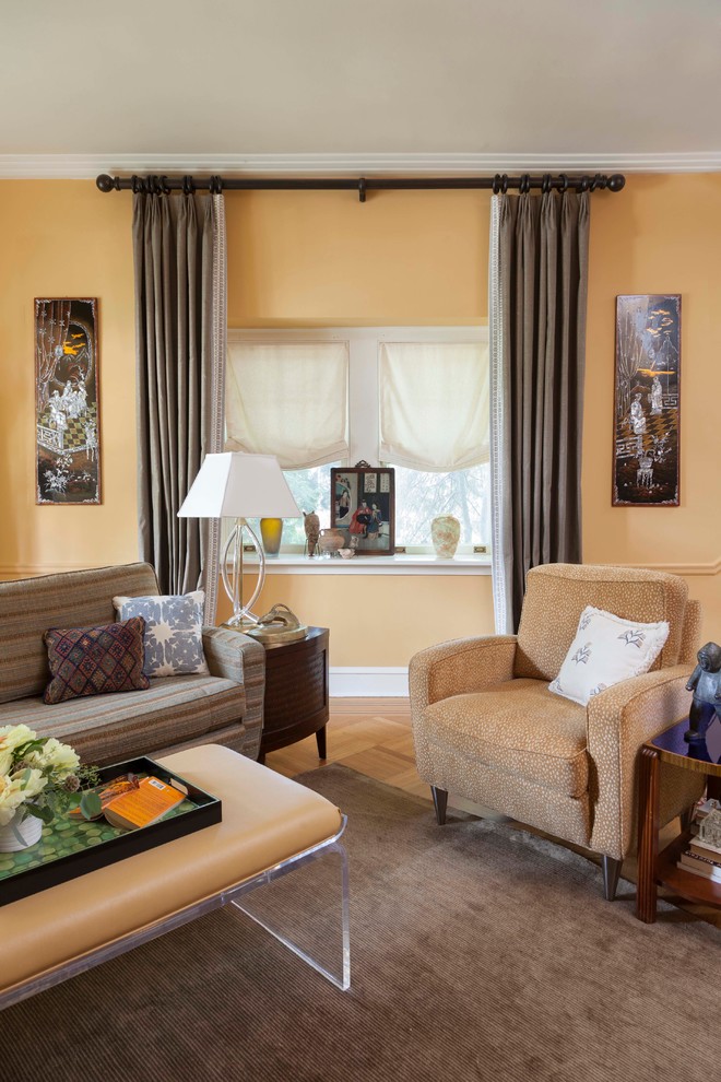 Идея дизайна: парадная, изолированная гостиная комната среднего размера в современном стиле с оранжевыми стенами, светлым паркетным полом, угловым камином, фасадом камина из дерева и отдельно стоящим телевизором