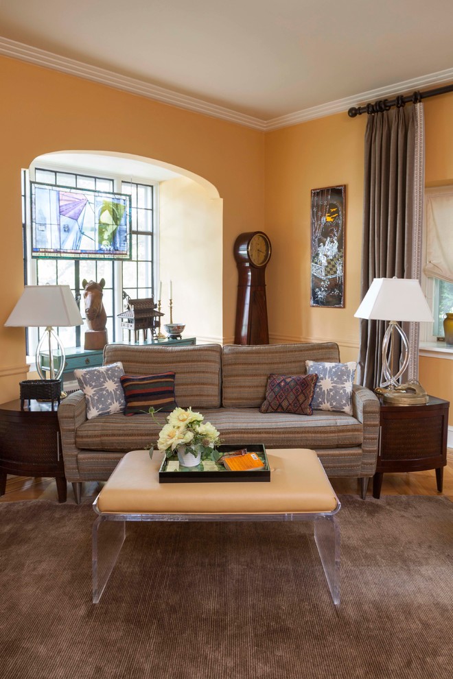 Источник вдохновения для домашнего уюта: парадная, изолированная гостиная комната среднего размера в современном стиле с оранжевыми стенами, светлым паркетным полом, угловым камином, фасадом камина из дерева и отдельно стоящим телевизором