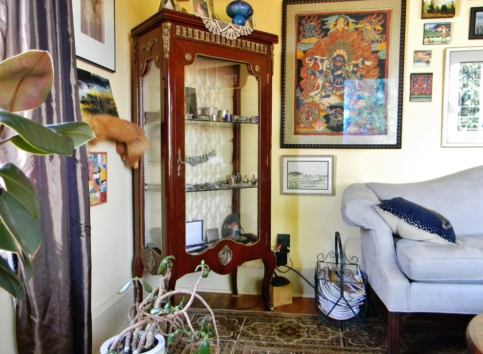 This is an example of an eclectic living room in Portland.