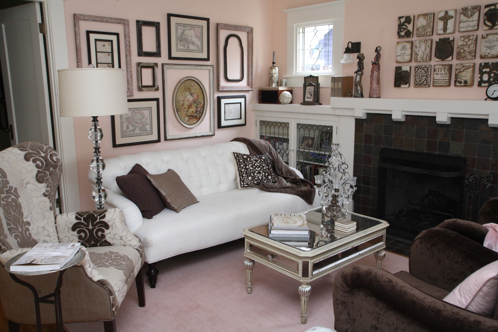 Идея дизайна: маленькая парадная, открытая гостиная комната в классическом стиле с розовыми стенами, стандартным камином и фасадом камина из плитки для на участке и в саду