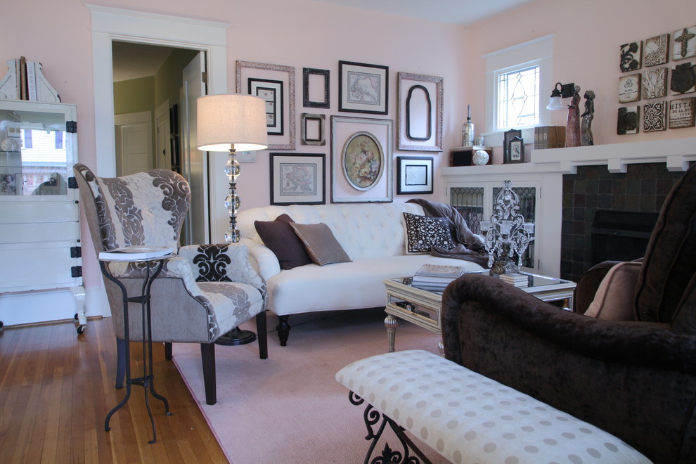 Foto di un piccolo soggiorno boho chic aperto con sala formale, pareti rosa, camino classico e cornice del camino piastrellata