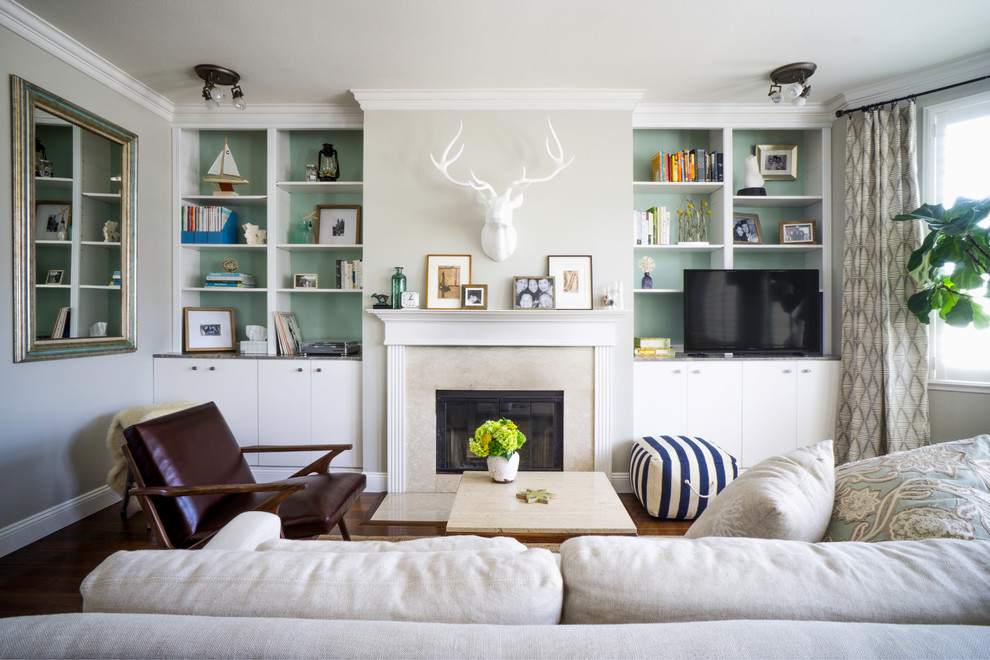 Idéer för att renovera ett vintage vardagsrum, med ett finrum, gröna väggar, en standard öppen spis och en fristående TV