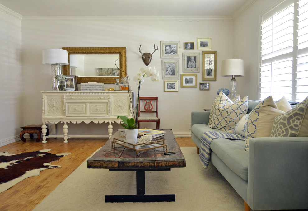 Esempio di un soggiorno country con pareti bianche e pavimento in legno massello medio