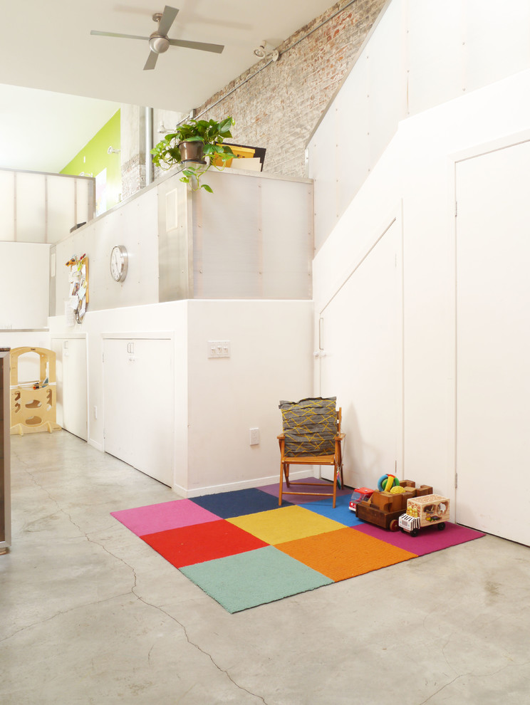 Идея дизайна: открытая гостиная комната в стиле фьюжн с белыми стенами и бетонным полом