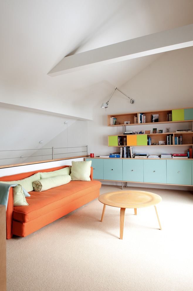 Esempio di un soggiorno minimal stile loft con pareti bianche e moquette