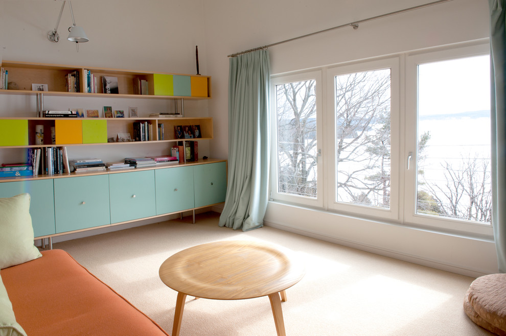 На фото: маленькая изолированная гостиная комната в современном стиле с белыми стенами и ковровым покрытием без камина, телевизора для на участке и в саду с
