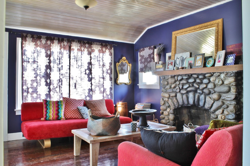 Aménagement d'un salon éclectique avec un mur violet.