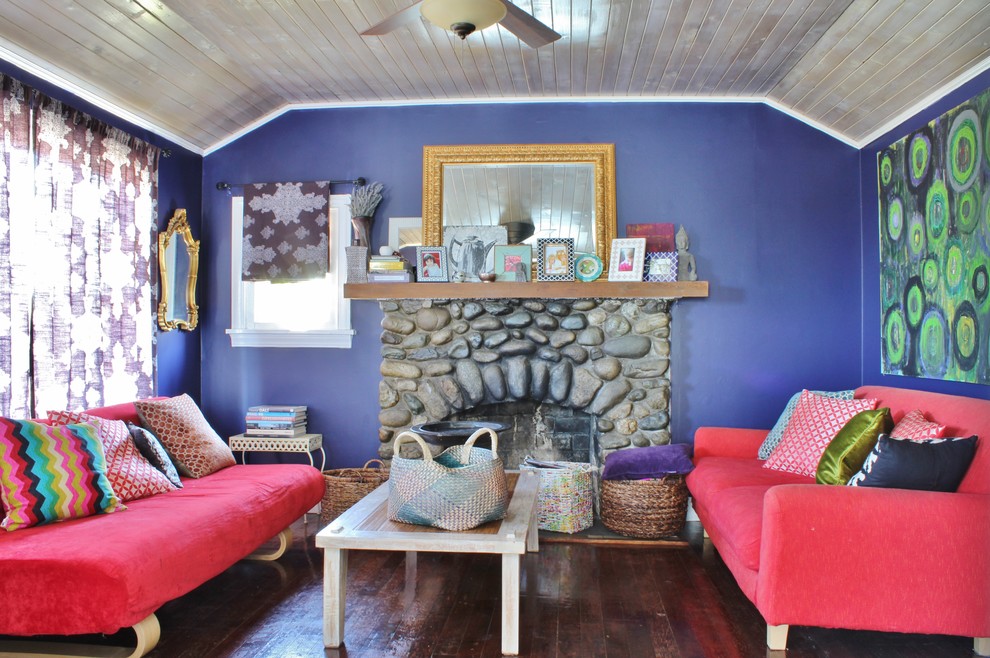 На фото: гостиная комната в стиле фьюжн с фиолетовыми стенами с