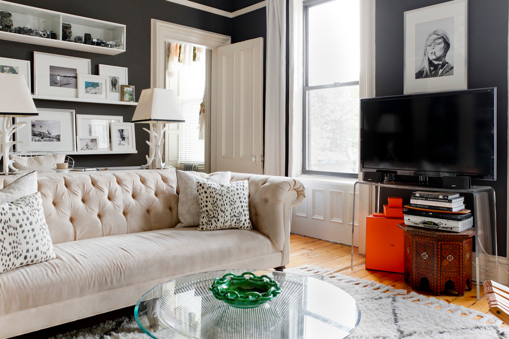 Example of an eclectic living room design in New York
