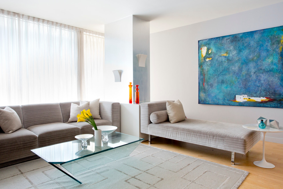 Offenes Modernes Wohnzimmer mit hellem Holzboden und grauer Wandfarbe in New York