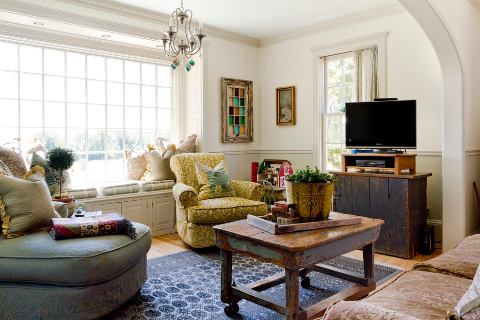 Repräsentatives, Abgetrenntes Country Wohnzimmer mit weißer Wandfarbe, hellem Holzboden und freistehendem TV in New York