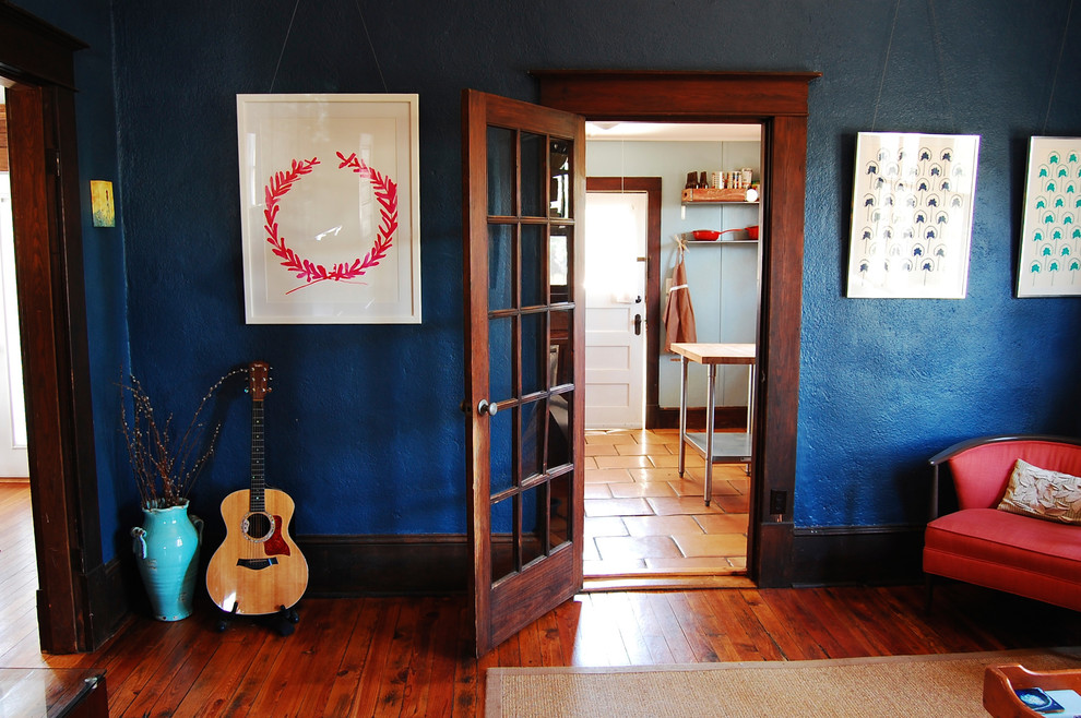 Ejemplo de salón cerrado de estilo de casa de campo con paredes azules