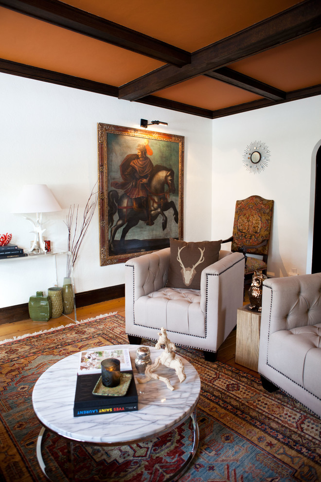 На фото: гостиная комната в стиле фьюжн с белыми стенами с