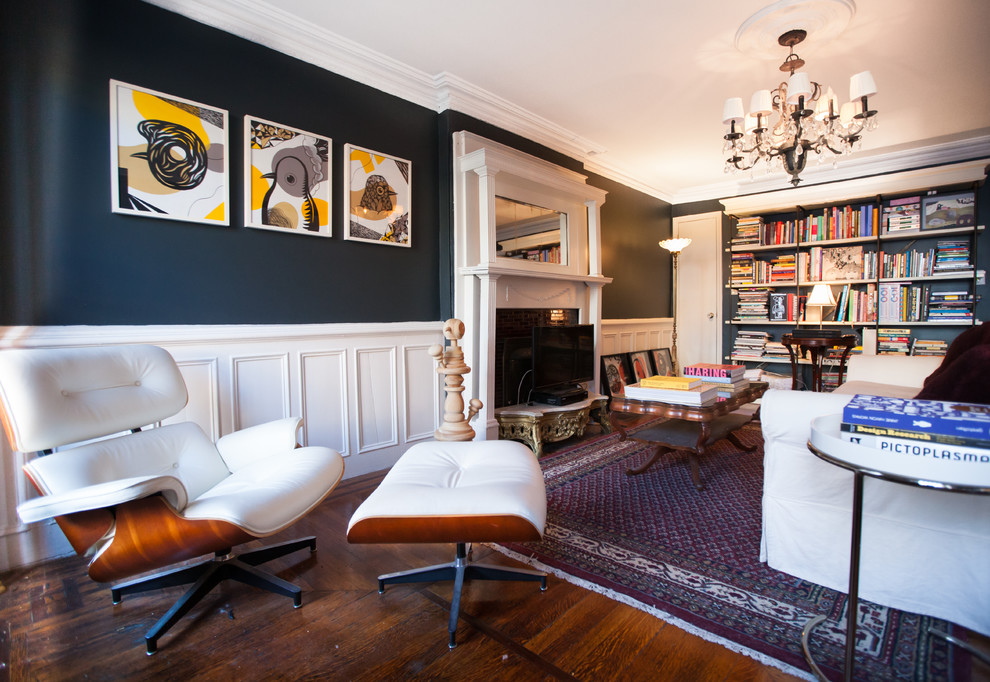 Idée de décoration pour un salon minimaliste avec un mur blanc, un sol en bois brun et aucun téléviseur.
