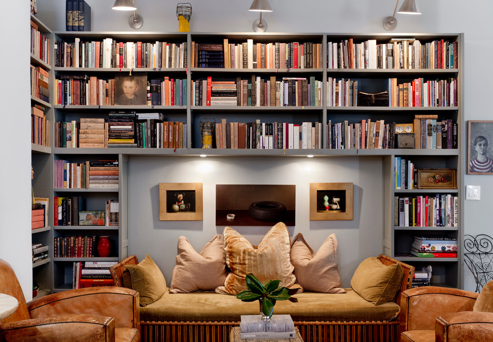 Idéer för ett litet klassiskt vardagsrum, med grå väggar och ett bibliotek
