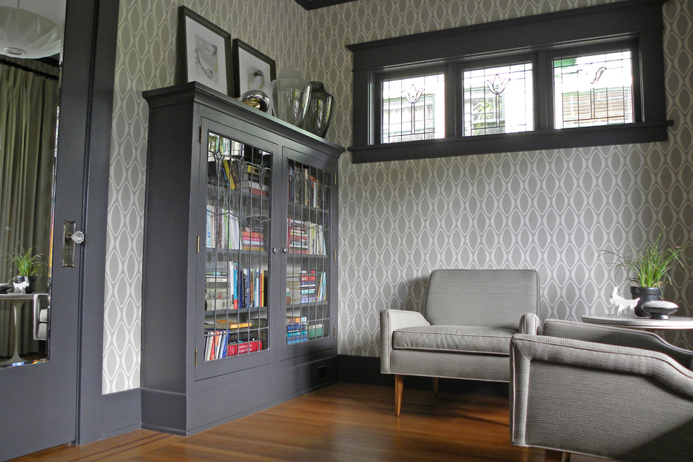 Свежая идея для дизайна: гостиная комната в стиле кантри с с книжными шкафами и полками - отличное фото интерьера