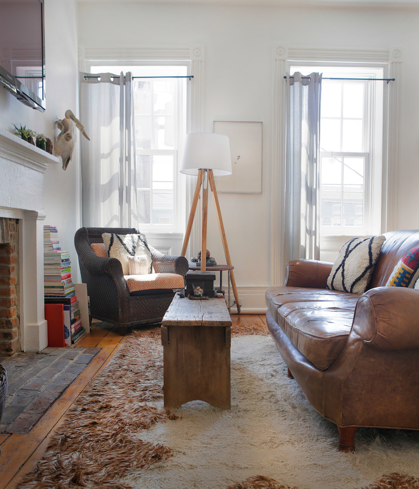 Example of an eclectic living room design in Louisville