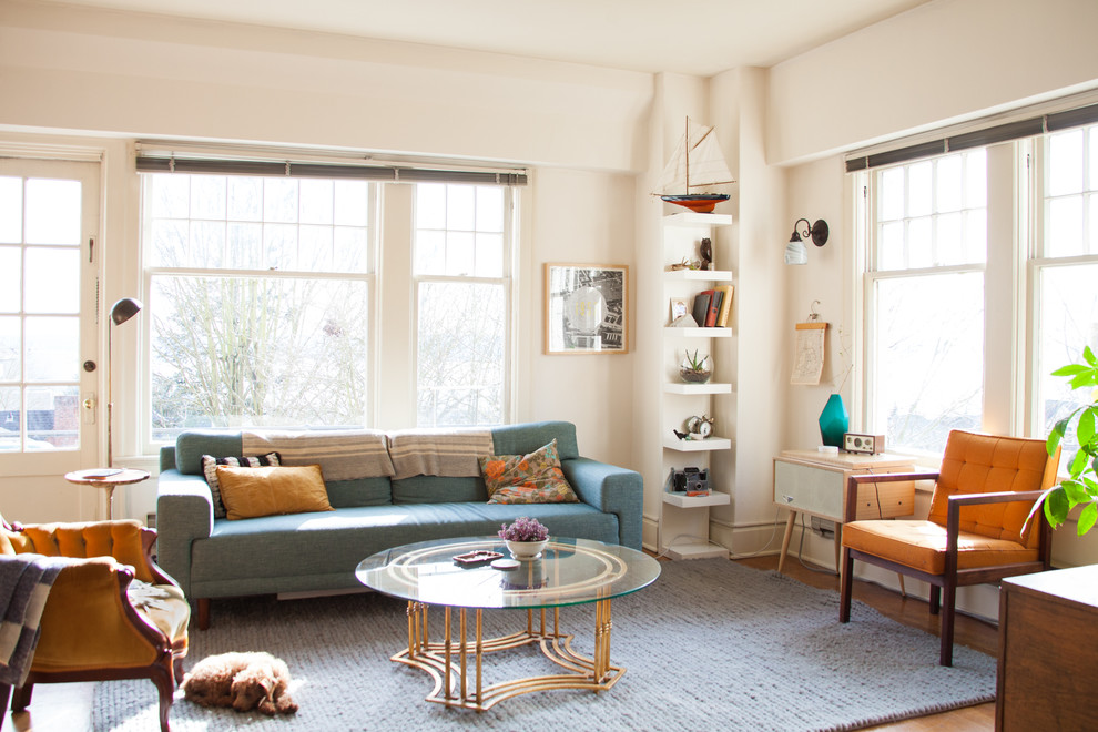 Mittelgroßes, Abgetrenntes Eklektisches Wohnzimmer mit weißer Wandfarbe und braunem Holzboden in Seattle