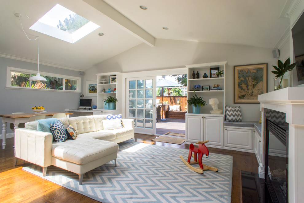Repräsentatives, Offenes Klassisches Wohnzimmer mit weißer Wandfarbe, braunem Holzboden, Kamin und TV-Wand in San Francisco