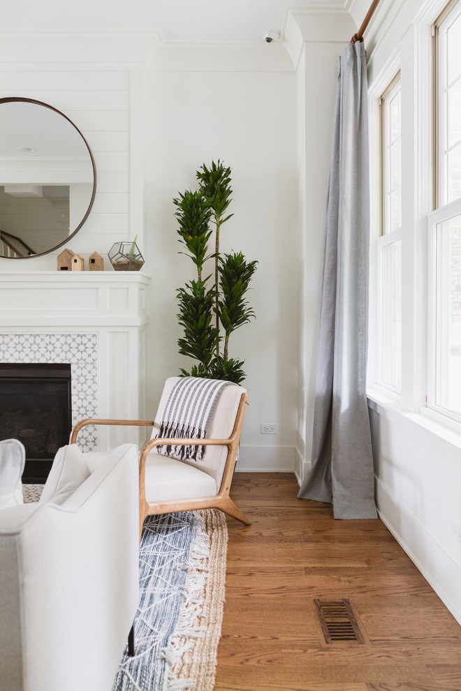Beach style living room photo in Chicago