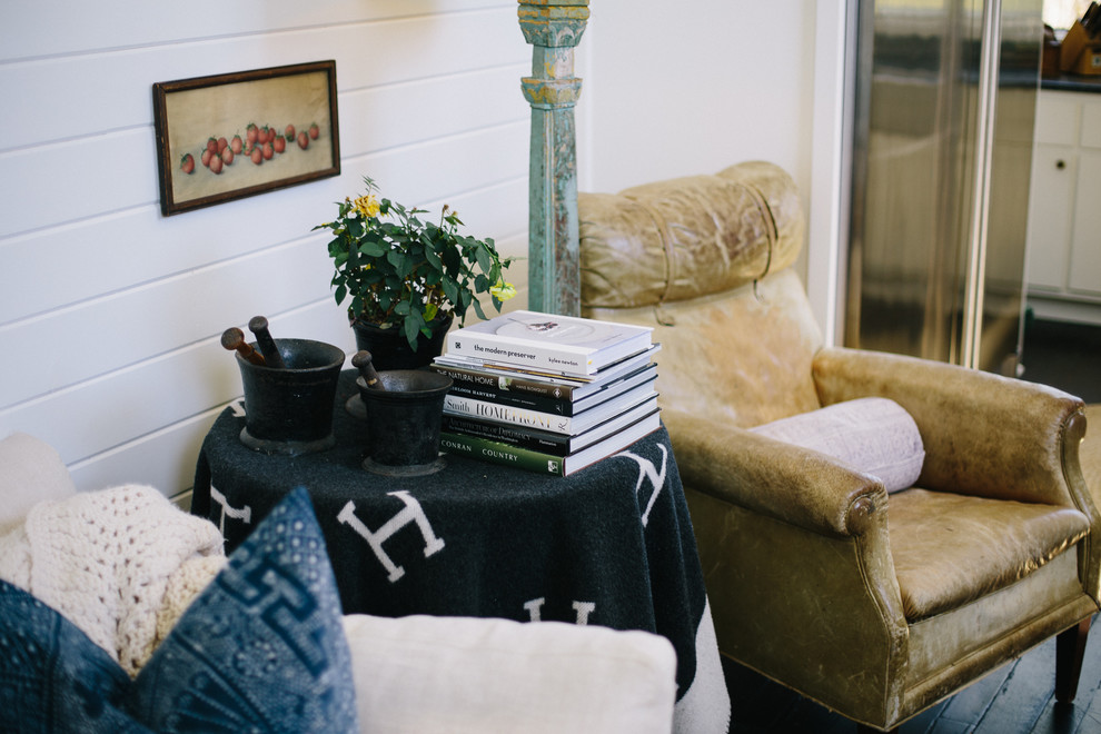 Example of a farmhouse living room design in Nashville