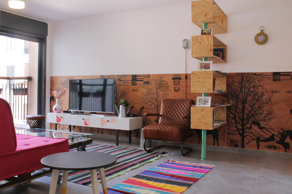 Example of an eclectic living room design in Tel Aviv