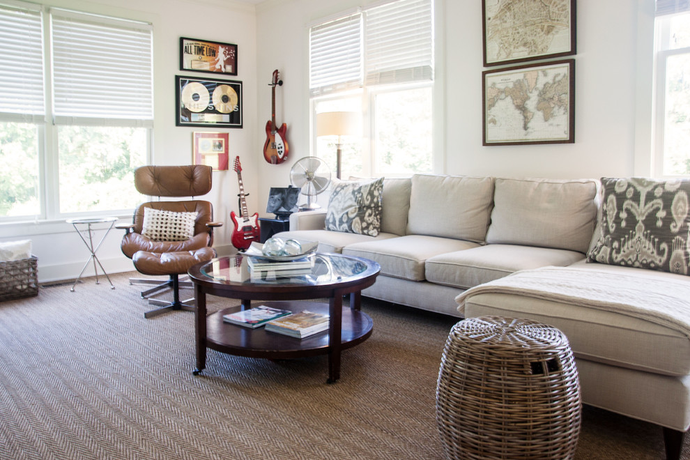Country Wohnzimmer mit weißer Wandfarbe und Teppichboden in Raleigh