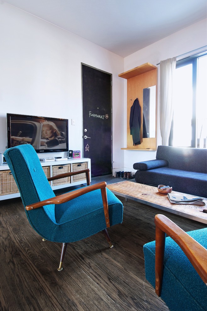 Стильный дизайн: гостиная комната среднего размера в стиле лофт с белыми стенами - последний тренд