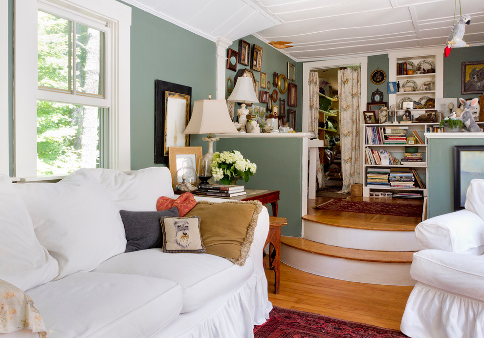 Inspiration för små lantliga separata vardagsrum, med gröna väggar och mellanmörkt trägolv