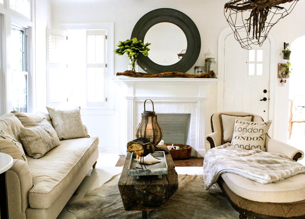 Cottage chic living room photo in Tampa
