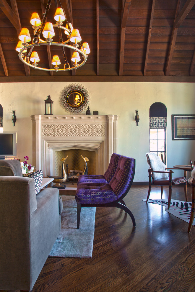 Esempio di un soggiorno eclettico con sala formale, pareti beige, parquet scuro e camino classico