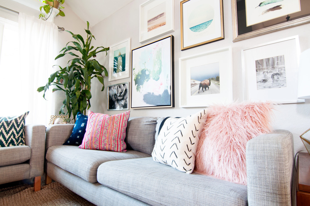 Mittelgroßes, Fernseherloses, Offenes Stilmix Wohnzimmer ohne Kamin mit grauer Wandfarbe in Los Angeles