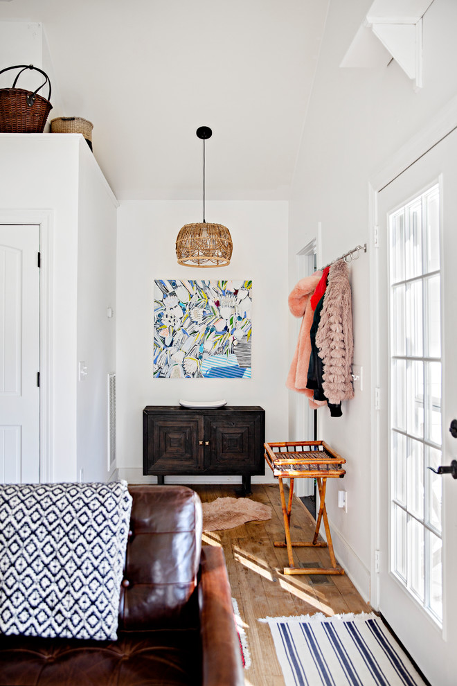 Источник вдохновения для домашнего уюта: изолированная гостиная комната в стиле шебби-шик с разноцветными стенами и темным паркетным полом без камина