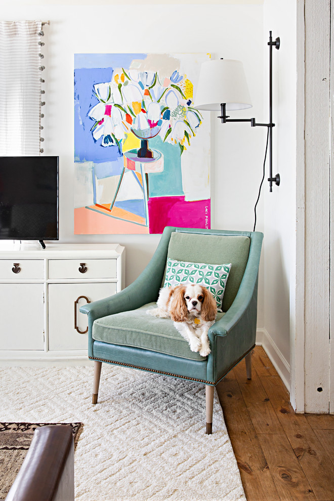 Immagine di un soggiorno shabby-chic style chiuso con pareti multicolore, parquet scuro e nessun camino