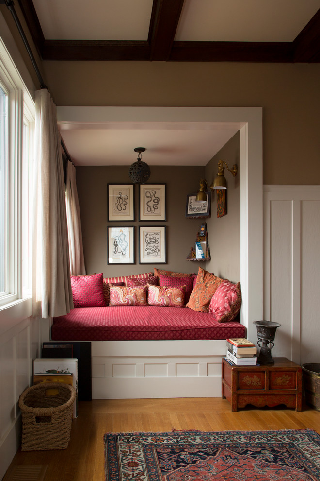 Stilmix Wohnzimmer mit brauner Wandfarbe und braunem Holzboden in San Francisco