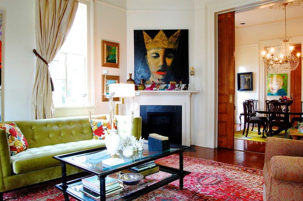 Стильный дизайн: гостиная комната в викторианском стиле с белыми стенами и угловым камином без телевизора - последний тренд